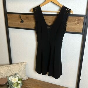NWOT - Women’s BCBG black lace low back dress with pockets - size 6